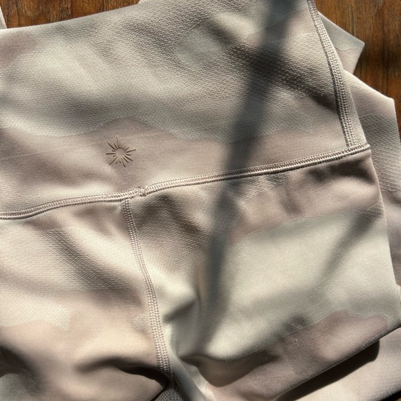 Aerie Offline Women’s Leggings Size XS Camouflage Print in Pink - Picture 8 of 8